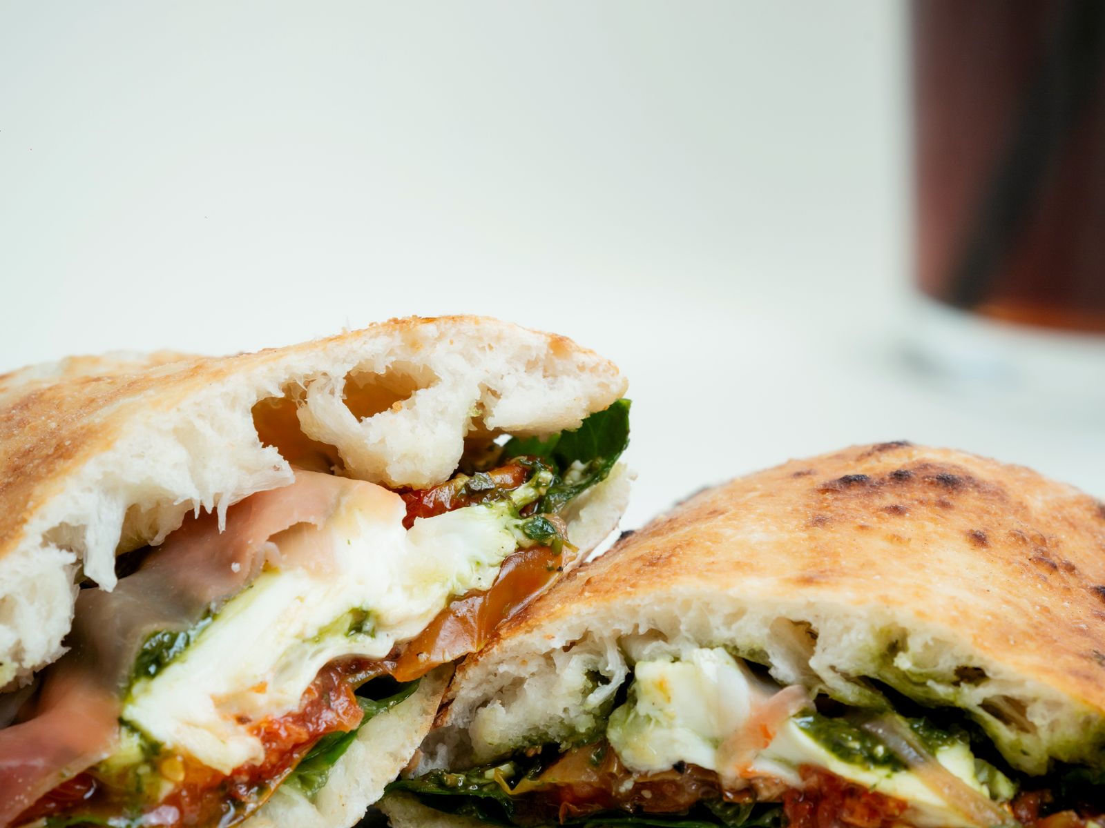 Panini généreusement garni de mozzarella, tomates et roquette